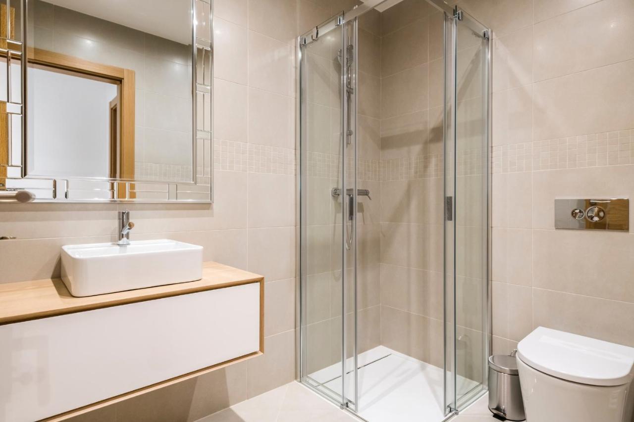 Coolhouses Lagos, 2 Bed Stylish City Flat, Rooftop Shared Pool, Clayheart 외부 사진